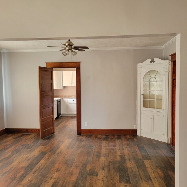 Building Photo - 709 College Dr