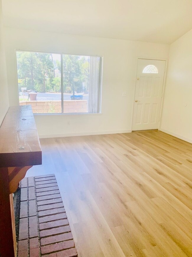 Building Photo - Updated Single-Story Home with Flexible Floor Plan in Las Brisas HOA