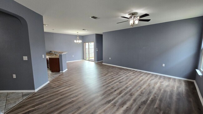 Building Photo - Northeast Crossing beauty 3 Bedroom 2 Bath...