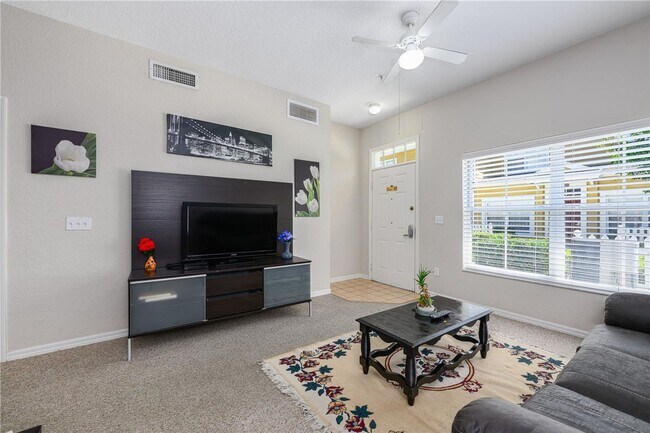 Foto del edificio - Condo for Lease with Resort Amenities