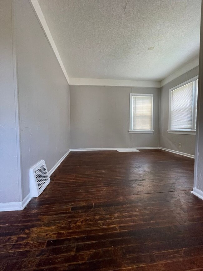 Building Photo - WARM & COMFY SINGLE FAMILY HOME