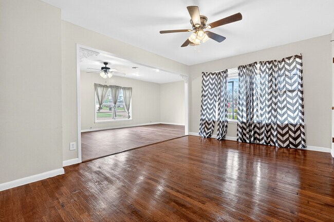 Building Photo - 1302 Redondo Dr