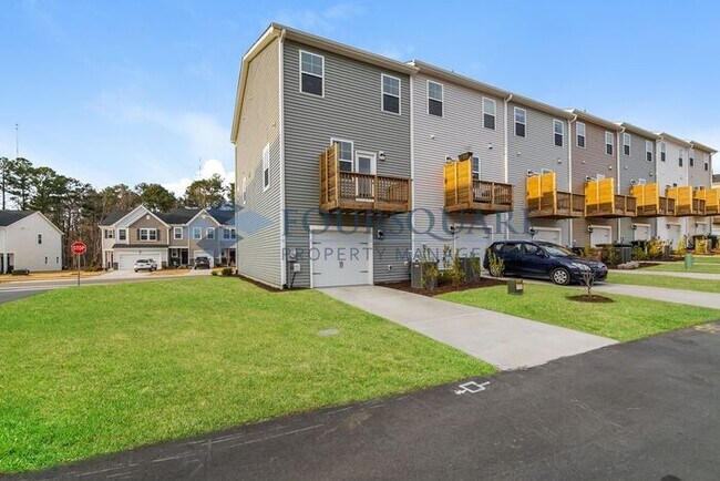 Foto del edificio - End Unit Town Home | 2nd Floor Back Deck |...
