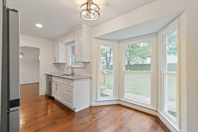 Foto del edificio - 723 Riverview Dr