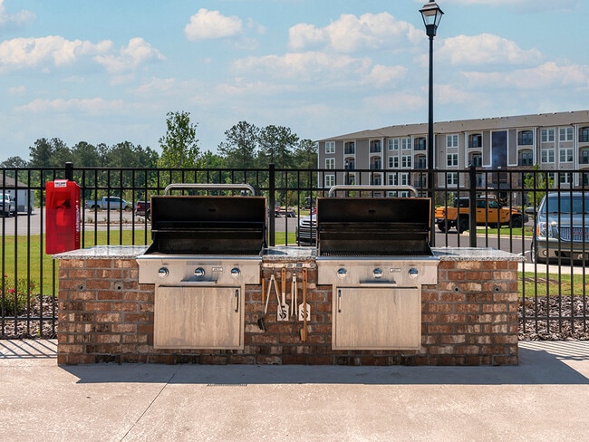 Building Photo - Comet West New Bern