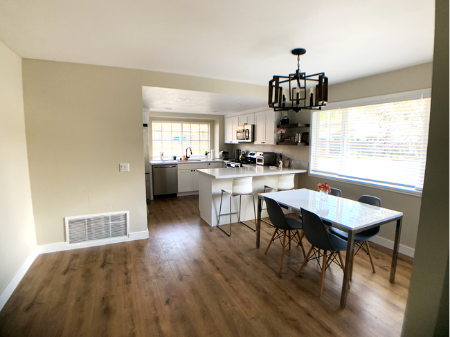 Building Photo - 2303 Briarwood Pl