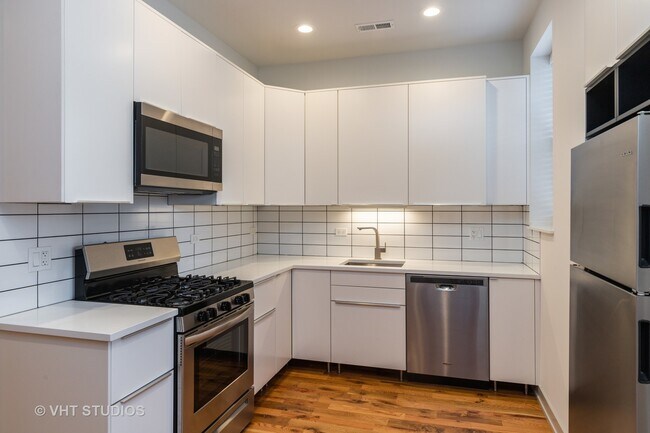 Building Photo - 325 E 44th St