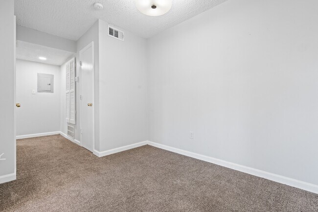 Building Photo - 14 Halley Pl SE