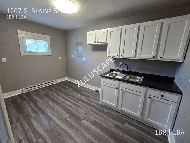 Building Photo - 1207 S Blaine St
