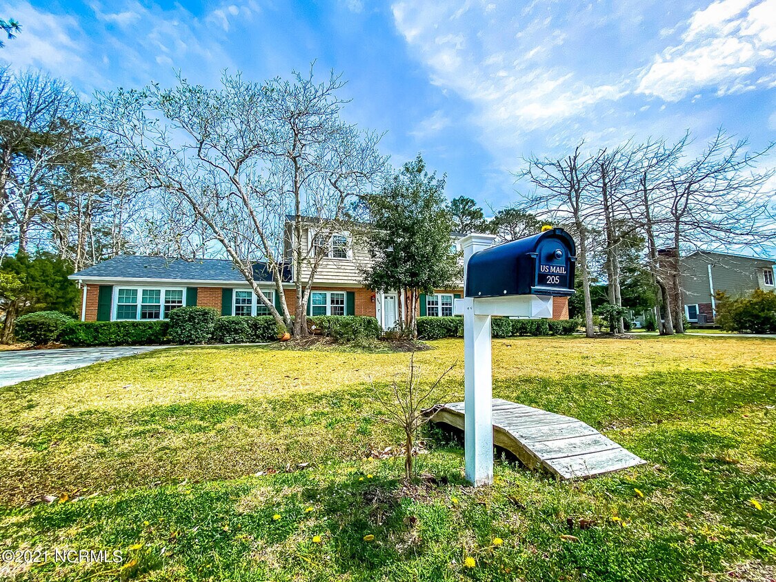 Primary Photo - 205 Tree Fern Dr