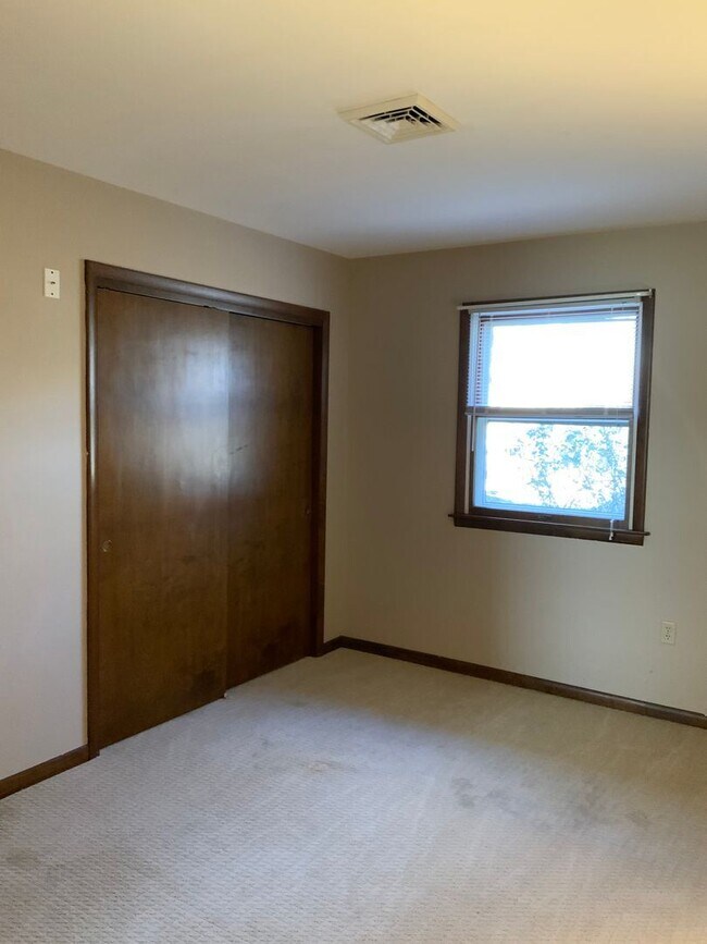 Building Photo - 6 br, 3 bath House - 10 MARTICVILLE RD