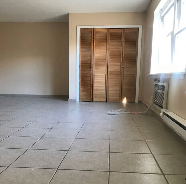 Building Photo - 1400 5th St