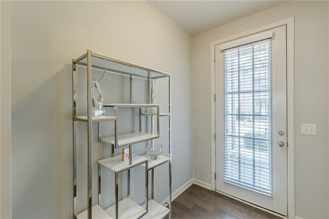Foto del edificio - 5725 Radford Loop