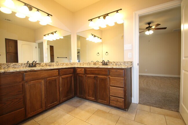 Foto del edificio - COMING SOON! 3BD/2BA Home in Benbrook | Vaulted Ceilings | Gourmet Kitchen | 2-Car Garage | Lands...