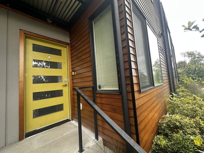 Building Photo - Modern 3-Bed Townhome in Prime Ravenna Loc...