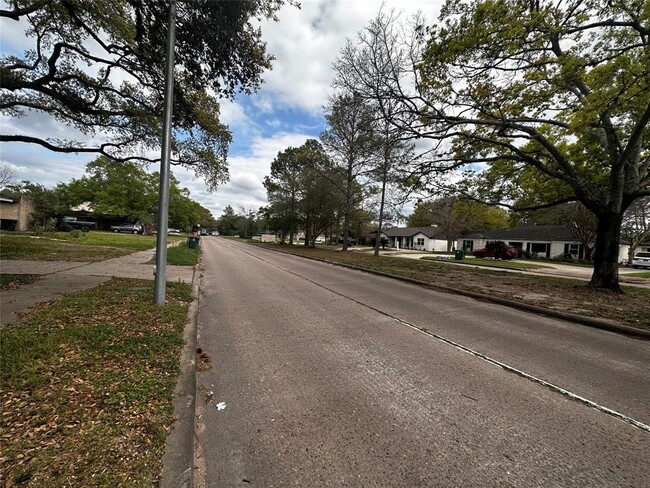 Building Photo - 5450 Beechnut St