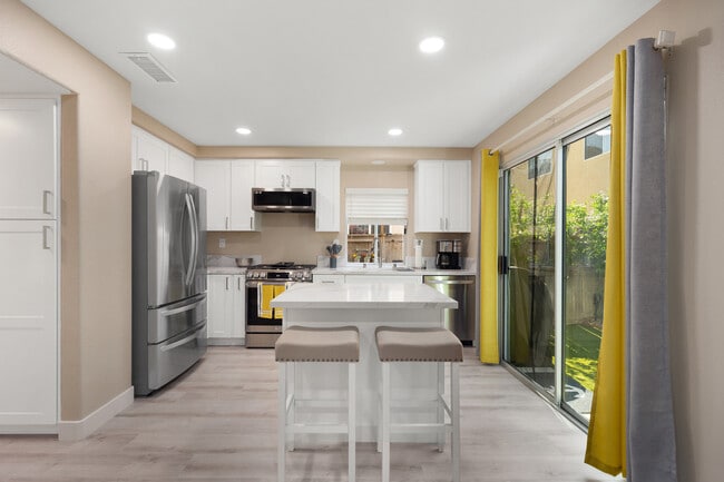 Building Photo - 2 Piccadilly Ct