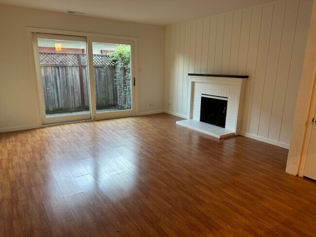 Foto del edificio - EPIC REA: 2 BR/1 BA Townhome w/ 1 Parking in Great Corte Madera