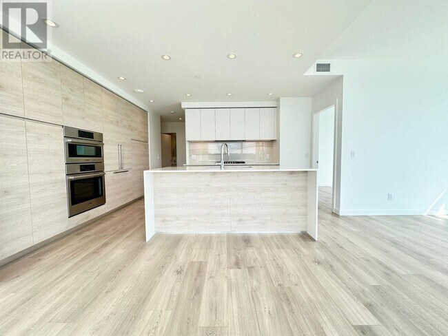 Building Photo - 660 Quayside Dr
