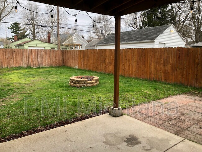 Foto del edificio - 2046 Hollywood Pl