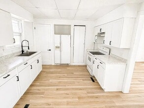 Building Photo - 405 N Kenilworth Ave