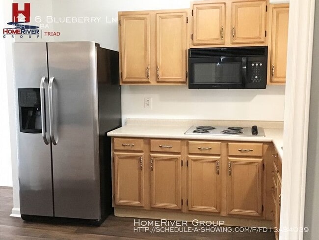 Building Photo - 3 Bedroom Available Now!!
