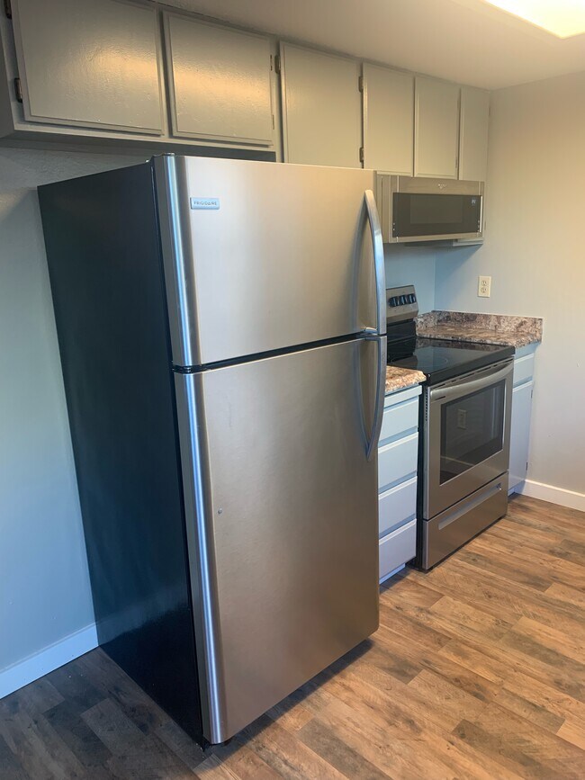 Kitchen Appliances - 6849 W Maxwell Ln