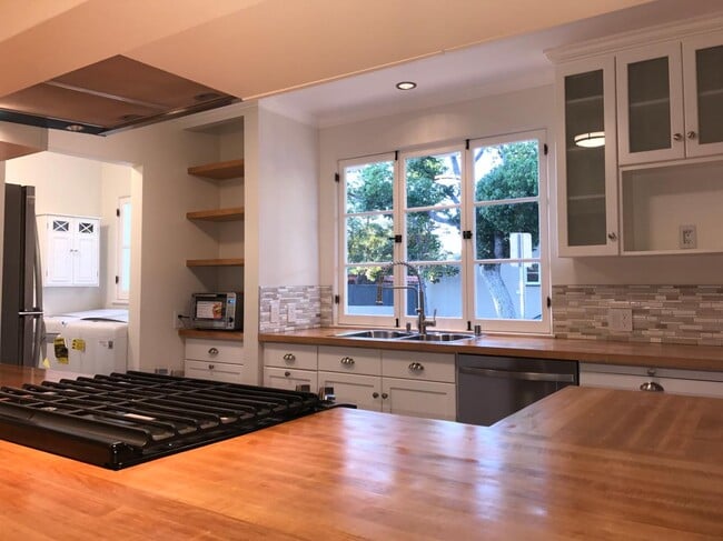 HIGHLITE: Tu cocina cuenta con una gran cantidad de luz, espacio de almacenaje, & sólida a medida Encimeras de madera maciza - 1103 S Crescent Heights Blvd