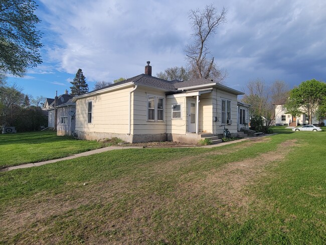 Building Photo - 617 7th Ave