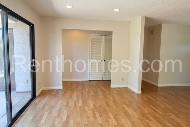 Building Photo - 2822 Mesa Dr