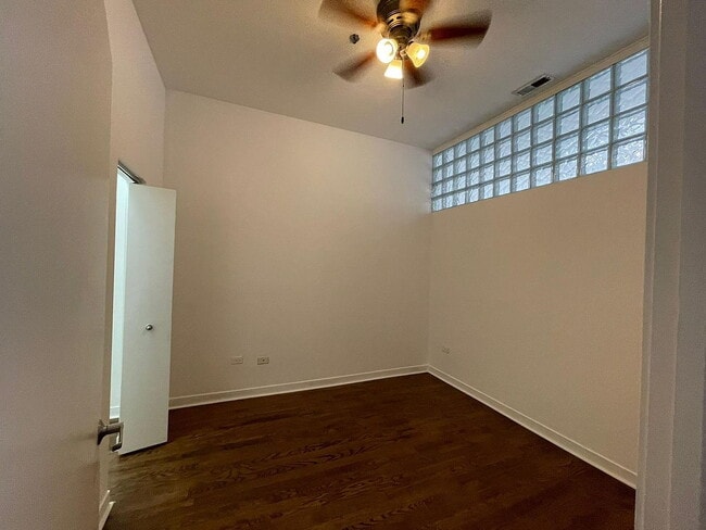 Building Photo - "Spacious 3-Bed, 2-Bath Gem in Chicago's Heart – 1205 Sq Ft of Modern Living!"