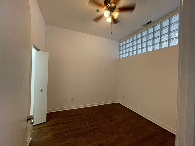 Foto del edificio - "Spacious 3-Bed, 2-Bath Gem in Chicago's Heart – 1205 Sq Ft of Modern Living!"