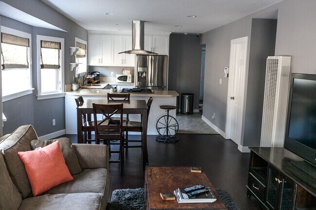 Foto del edificio - 4904 S Van Ness Ave