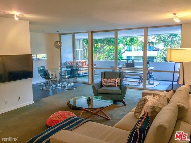 Building Photo - 1 br, 1 bath Condo - 850 N Kings Rd Apt 202