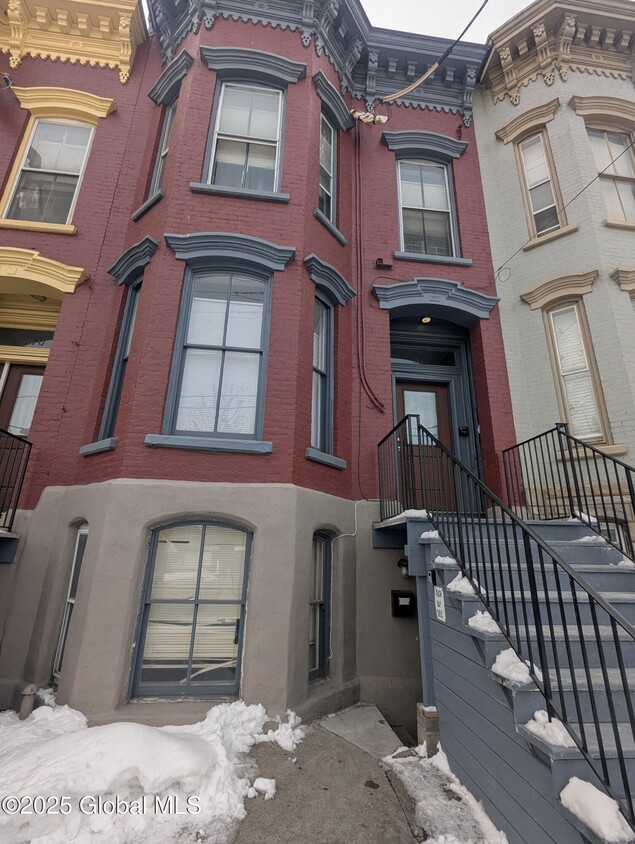 Primary Photo - 372 Clinton Ave