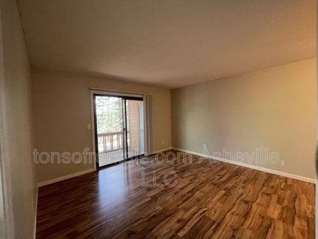 Building Photo - 521 Courtwood Ln