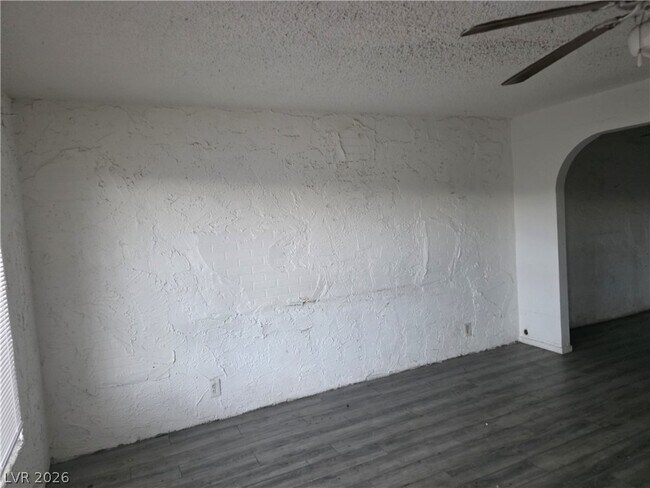 Building Photo - 595 S Royal Crest Cir