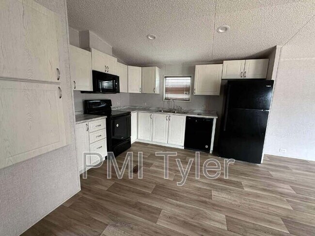 Foto del edificio - 160 Maple Grove St