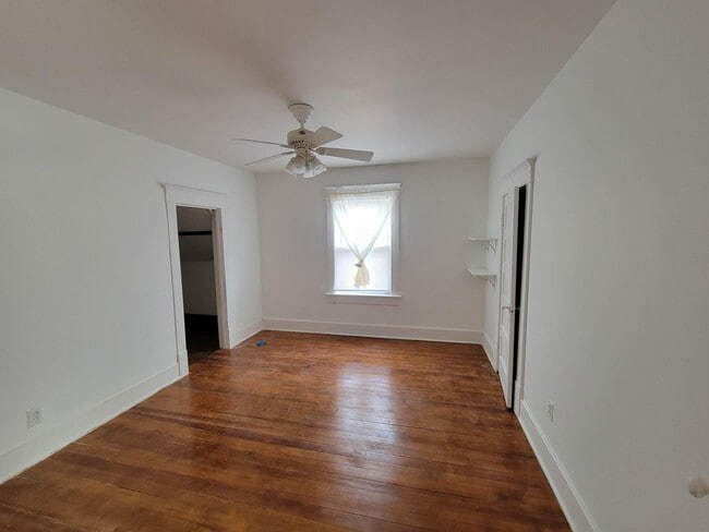 Building Photo - 534 Benton St
