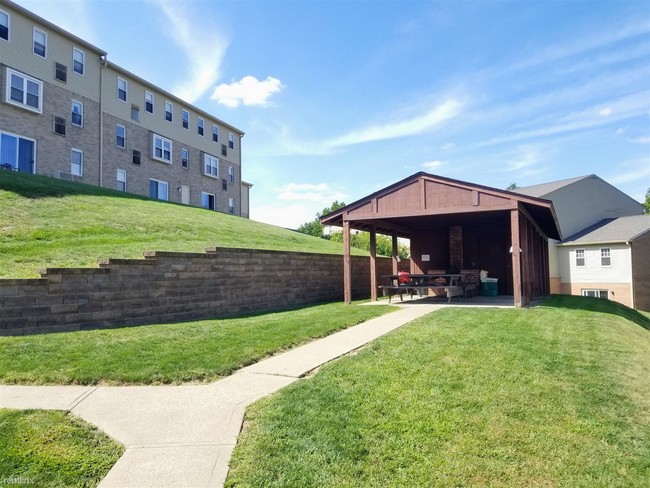 Building Photo - 3 br, 1.5 bath Townhome - 400 Bellwood Drive