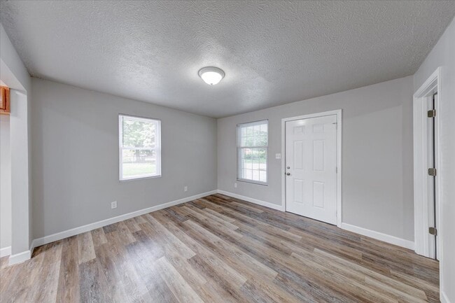 Building Photo - 1565 Martin St