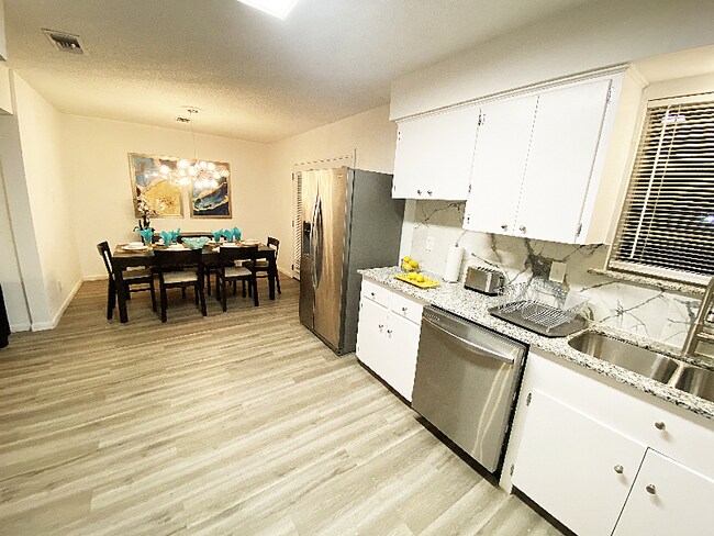 Building Photo - 208 Baron Pl