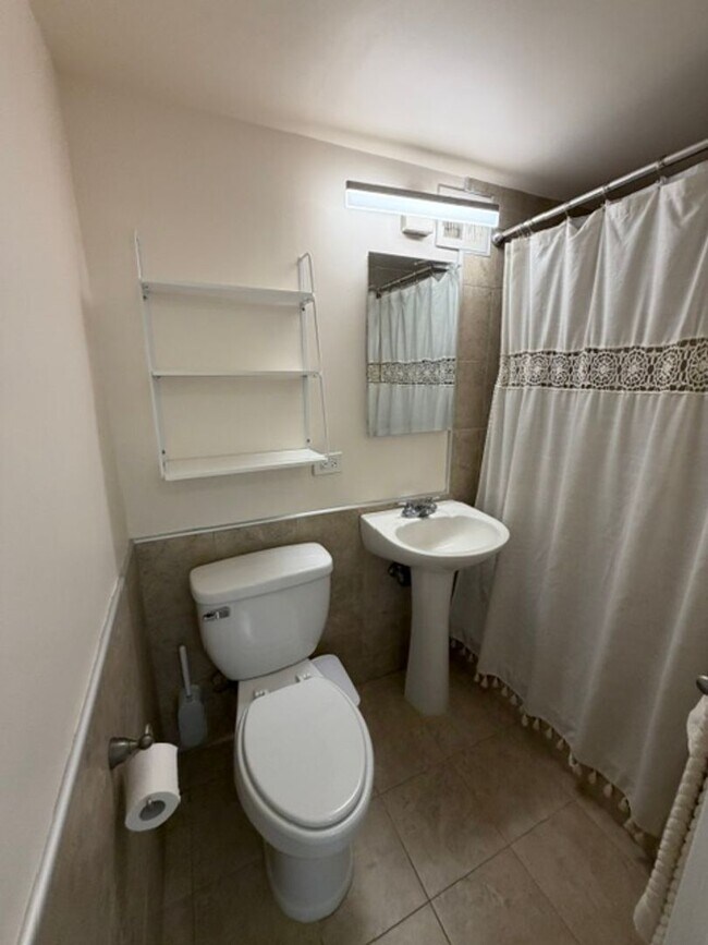 Foto del edificio - Bright Updated 1 bedroom with covered parking. ALL utilities included