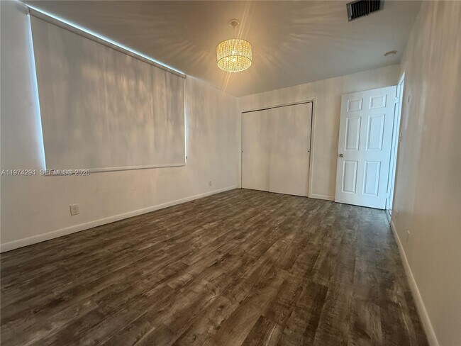 Foto del edificio - 1853 SW 17th St