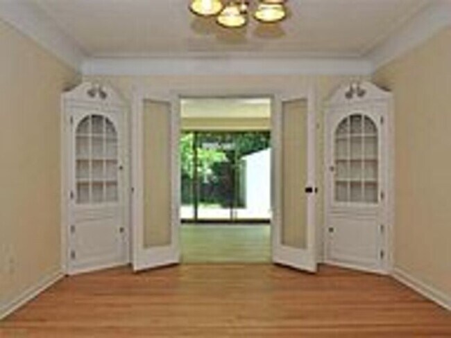 Building Photo - 2055 Wrenford Rd