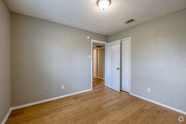 2 habitaciones, 1 baño - 680 pies cuadrados - Vista adicional del dormitorio - Caldwell Courts