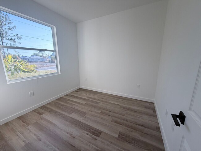 Building Photo - 5064-5066 Jones Dr