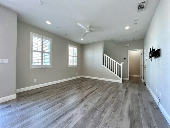 Foto del edificio - Beautiful Modern 3 Bedroom With Solar! - Apply Today!