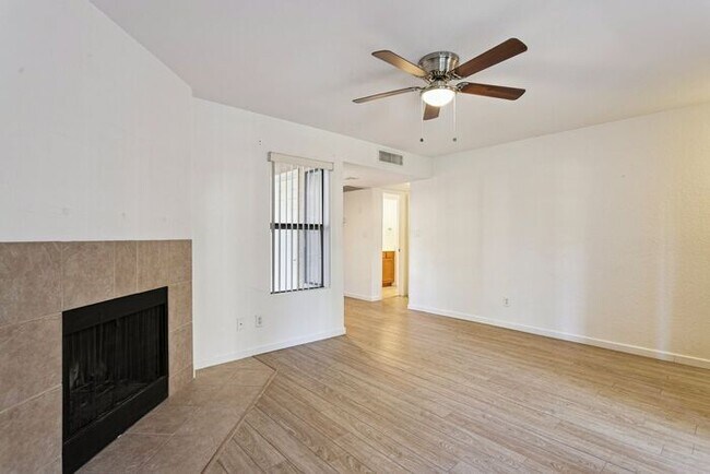 Foto del edificio - Apply Here WWW.RENTREDBRICK.COM