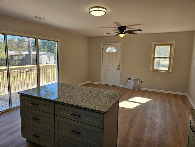 Building Photo - Beautiful Updated 2 bedroom, 1 bath home - Rocky Point